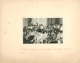 Público presente en el estreno de una obra teatral