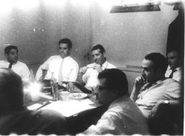 Fotografía de hombres en reunión