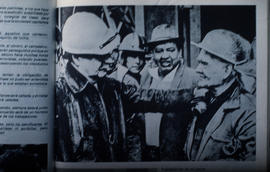 Negativo de Salvador Allende junto a trabajadores