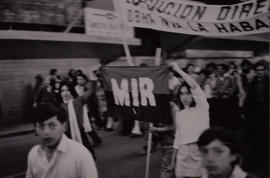 Fotografías bandera del MIR en funeral de Saravia