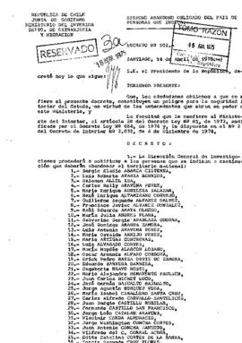 Decreto N° 502 que dispone abandono obligado del país a una lista de personas, entre ellas a Galv...