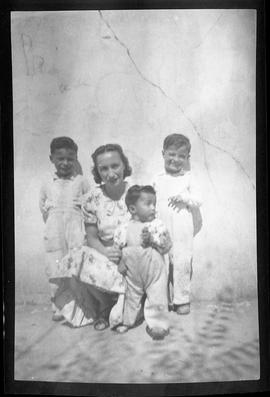 Magdalena Navarrete y sus hijos bebés