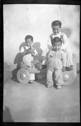 Hermanos Reyes Navarrete en un auto de madera