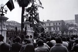 Fotografía de estudiantes secundarios frente al Congreso Nacional