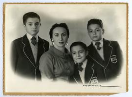 Magdalena Navarrete junto a sus hijos
