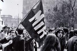 Fotografía bandera del MIR en manifestación de secundarios