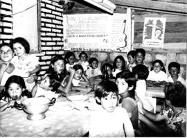 Fotografía de niños y niñas  en comedor popular