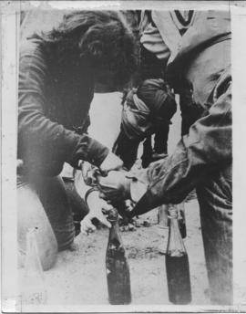 Fotografía de jóvenes preparando bombas molotov
