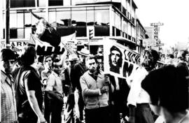 Trabajadores con lienzo del Che Guevara