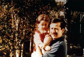 Fotografía de Miguel Enríquez junto a su hija Javiera