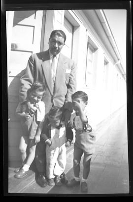 Sergio Reyes junto a sus hermanos y su padre
