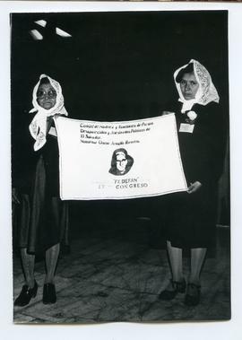 Mujeres con el lienzo del IV congreso de la FEDEFAM