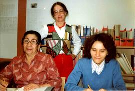 Carmen Quezada con 2 mujeres