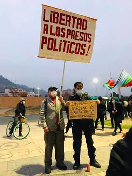 Compañero tercera edad con su cartel de libertad a los presos políticos