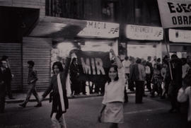 Fotografía mujeres con bandera del MIR