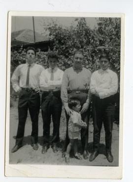 Hermanos Reyes Navarrete junto a su padre