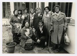 Mujeres de la AFDD en el patio de la Vicaría
