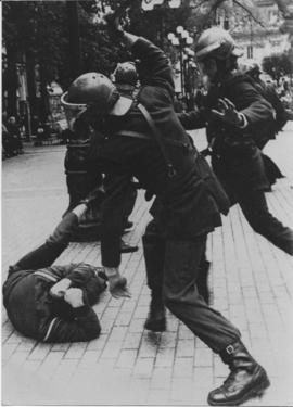 Fotografía de Carabineros golpeando a manifestante