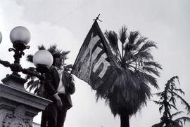 Fotografía de estudiante con bandera del MIR