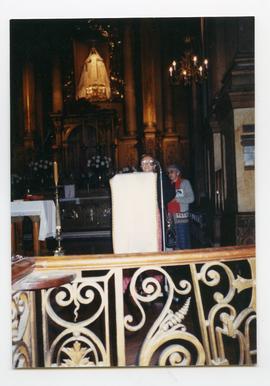 Magdalena Navarrete hablando en Catedral de Santiago