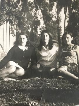 María Elena González junto a su hermana y una amiga
