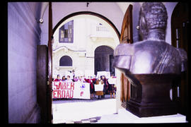 Manifestación frente a Londres 38 desde el interior del inmueble