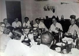 Fotografía de Miguel Enríquez junto a delegación cubana