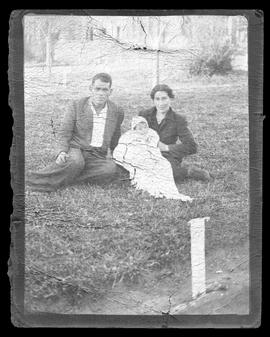 Juan Bautista Barrios con sus padres