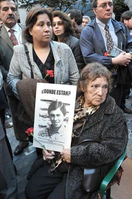 Mujer porta fotografía de Ernesto Salamanca. Inauguración del memorial en Londres 38