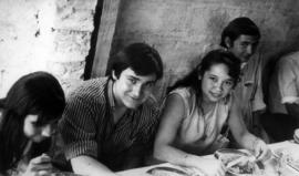 Martín Elgueta junto a un grupo de estudiantes secundarios