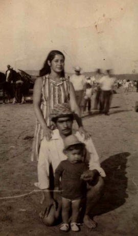 Joel Huaiquiñir con su esposa e hijo